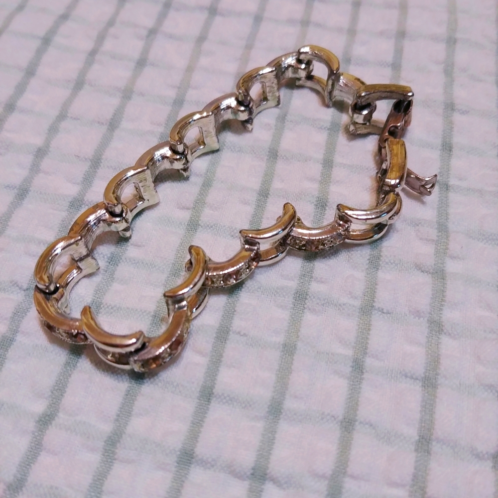 Silver tone Bracelet. Rhinestones.  Clip closure. Vintage.